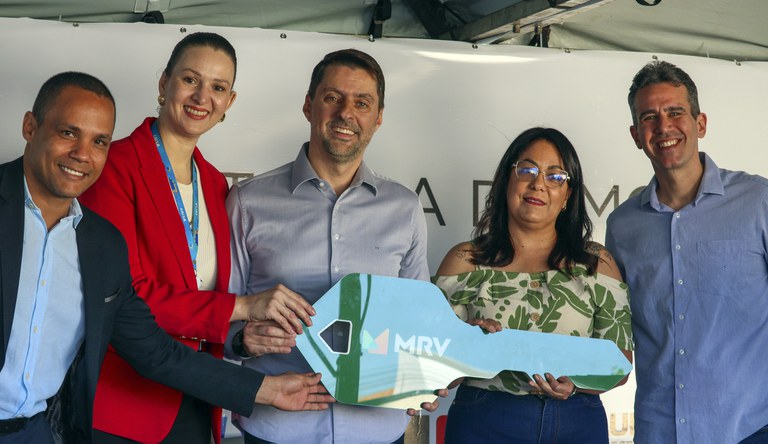 Na foto Carlos Tomé junto a outras pessoas segurando a chave simbólica do evento