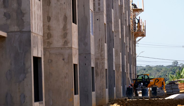 Homens trabalhando em obra de construção