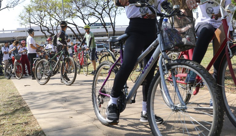 Na foto diversas pessoas em bicicletas