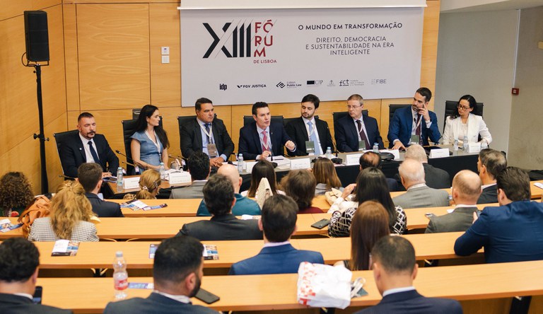 Ministro Jader Filho discursa em evento sobre saneamento em Lisboa, Portugal.