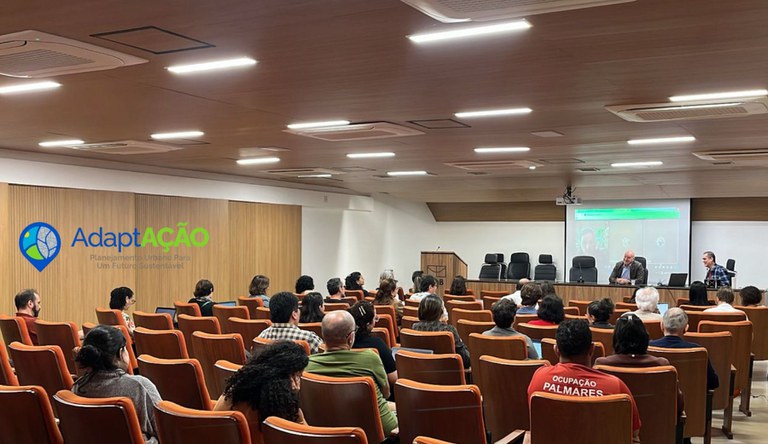 Na imagem grupo de pessoas reunidas num auditório da UNB
