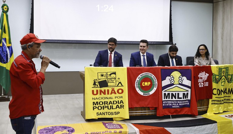 Na foto um dos conselheiros palestra para o ministro, o secretário-executivo e outras autoridades do MCid.