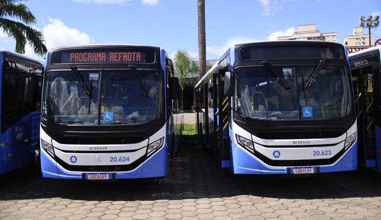 Na imagem dois novos ônibus vistos de frente