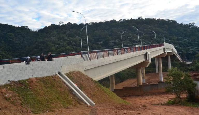 Imagem de obra de viaduto