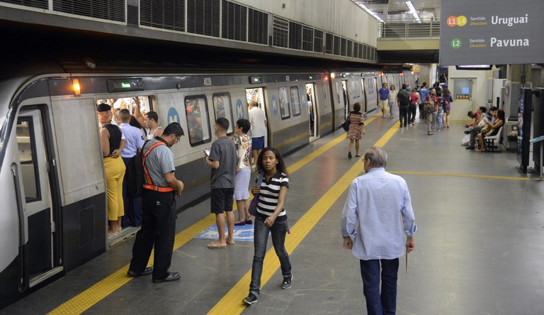 Na foto plataforma da estação Central do metrô do Rio com passageiros embarcando no trem.