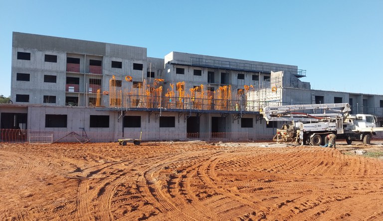 Na imagem obra de conjunto habitacional do programa Minha Casa, Minha Vida