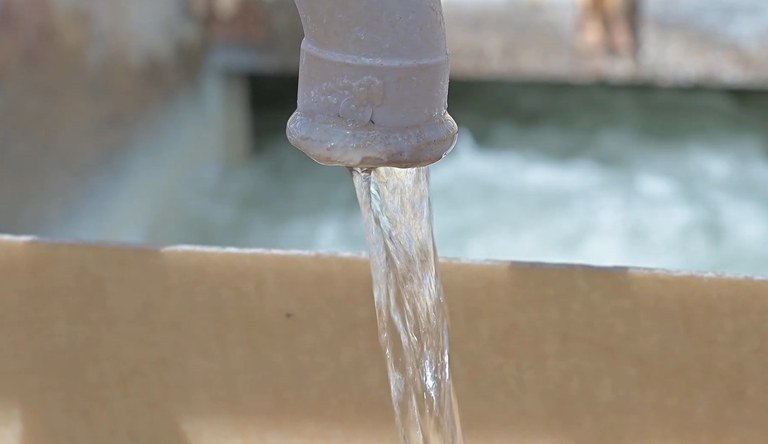 Imagem de torneira derramando água