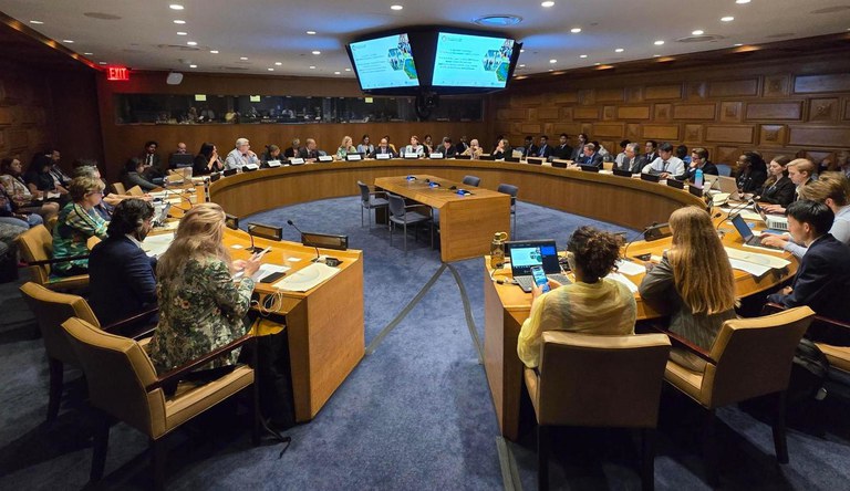 Na imagem há pessoas reunidas no evento sobre agenda sustentável