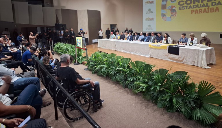 Na foto o publico e autoridades ouve palestrante