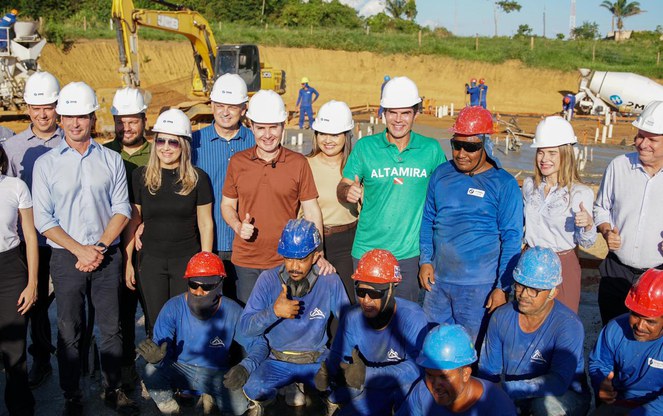 Ministro Jader Filho ao lado do governador Helder Barbalho, e trabalhadores de obras do MCMV