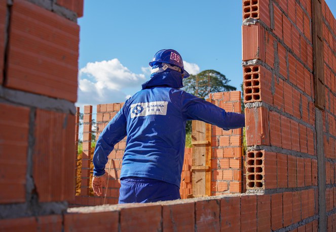 Homem trabalhando em obra de casas do MCMV