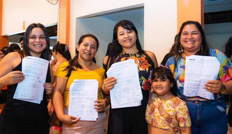 Quatro contempladas exibindo seus contratos assinados