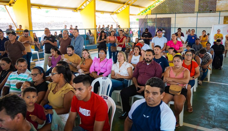Grupo de pessoas reunidas no evento do MCMV