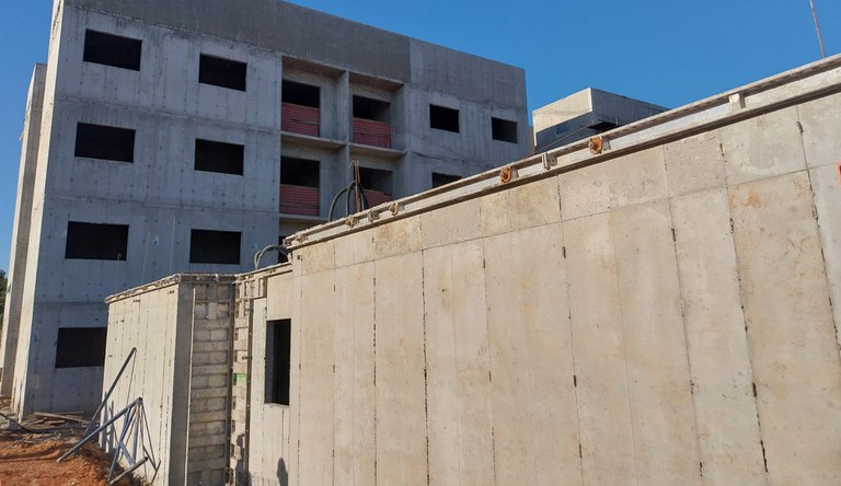 Imagem de prédio em obra do MCMC