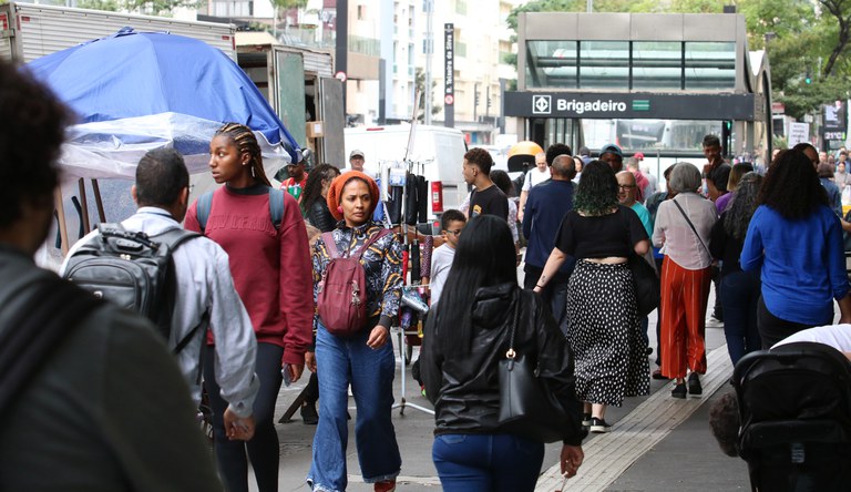 Pessoas andando na rua