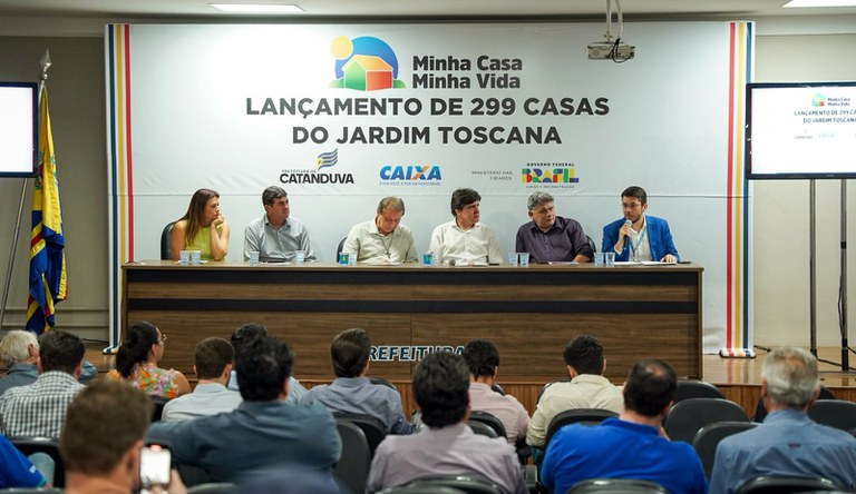 Na foto o publico assiste ao lançamento em um plenário