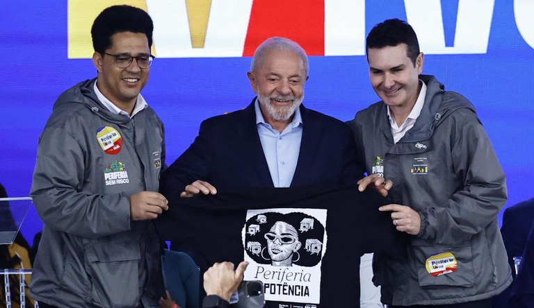 Na imagem presidente Lula ao lado de ministro Jader Filho e secretário de periferia Simões.