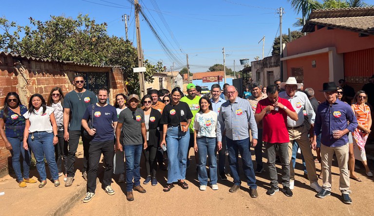 Na foto a equipe do MCid e populares durante a caminhada