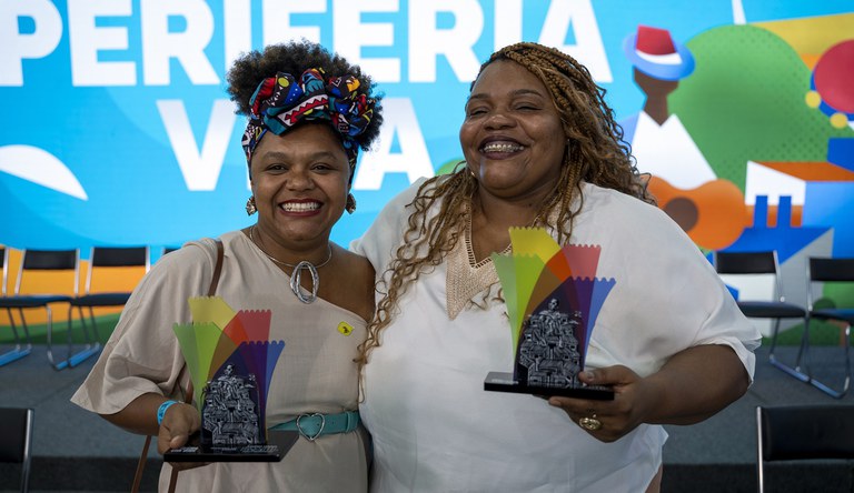 Na foto as duas vencedoras do prêmio de 2024