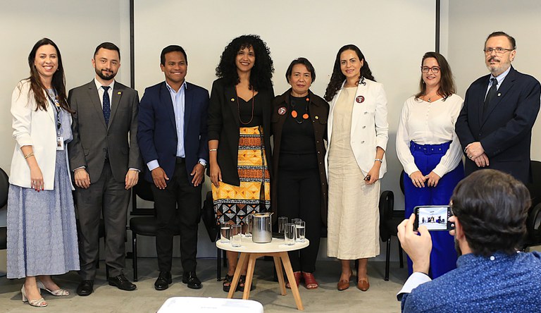 Pessoas posando para foto no evento do dia das mulheres negras latino-americanas