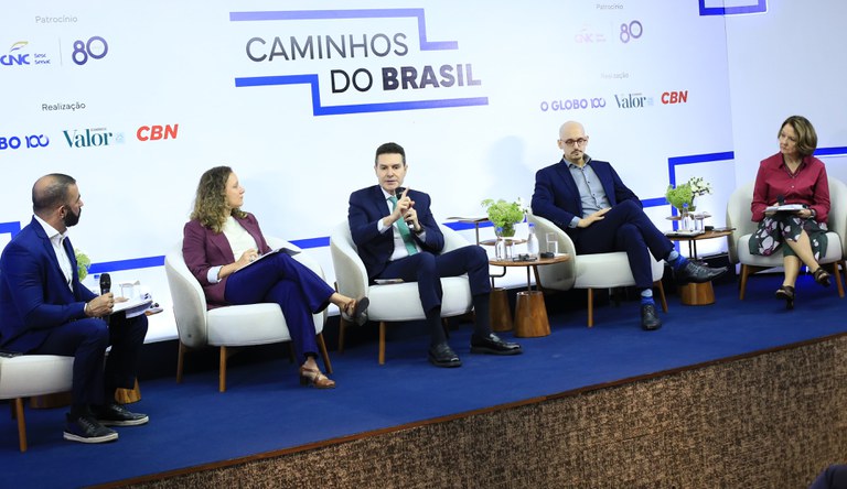 Ministro Jader ao lado de jornalistas em evento sobre mobilidade urbana