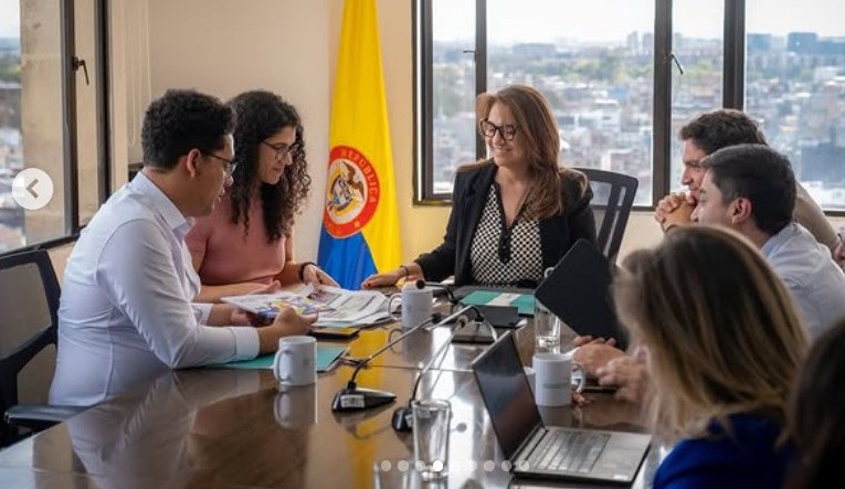 Secretário Simões em reunião com a equipe do Ministério de Habitação da Colômbia