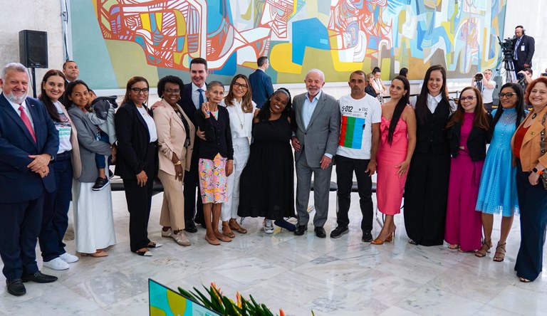 Presidente Lula ao lado de ministro Jader e beneficiários do MCMV