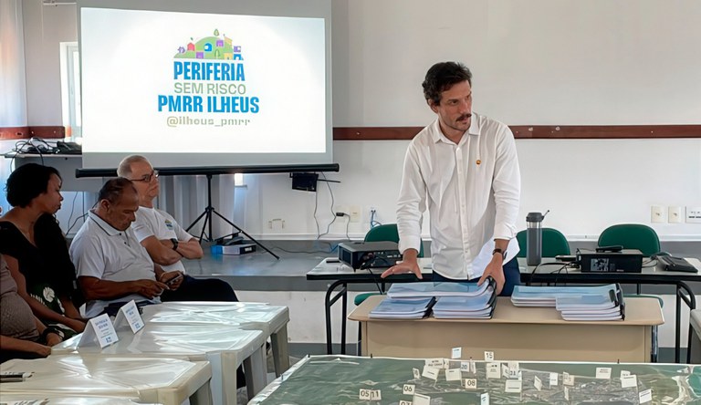 Homem apresentando projeto de redução de riscos e deslizamentos