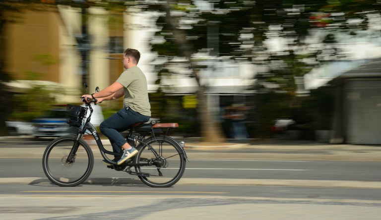 Homem andando de bicicleta
