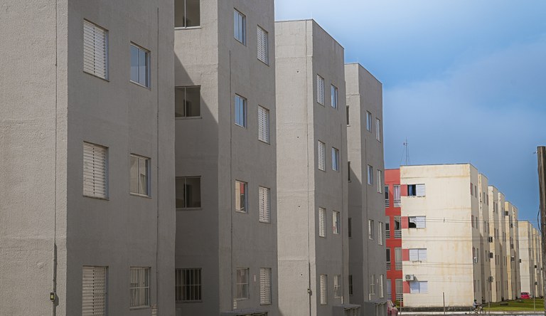 Na foto vista panorâmica de prédios do MCMV