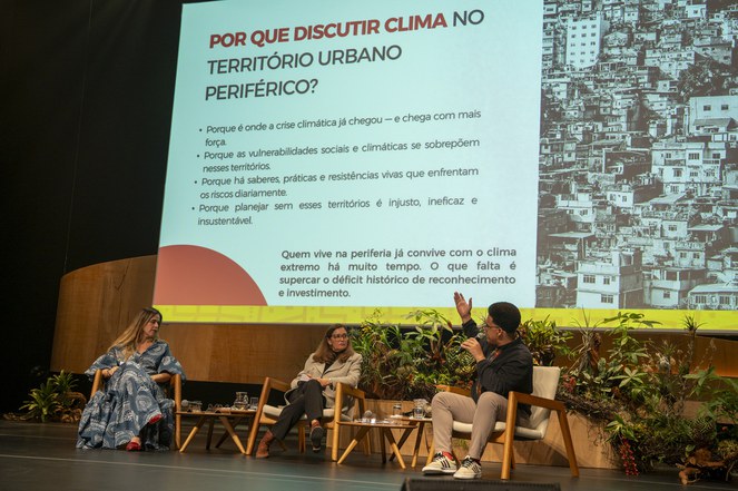 Na foto o secretário Nacional de Periferias junto a outras duas palestrantes