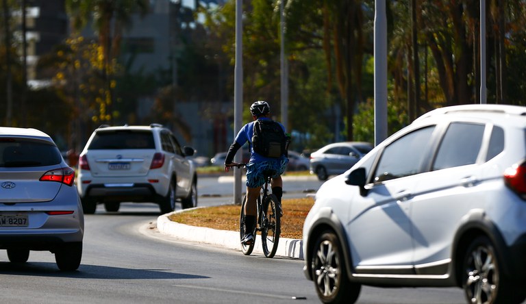 Ciclista andando entre carros