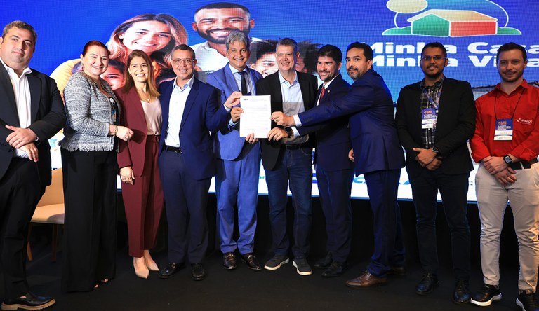 Pessoas reunidas para foto em evento do Minha Casa, Minha Vida