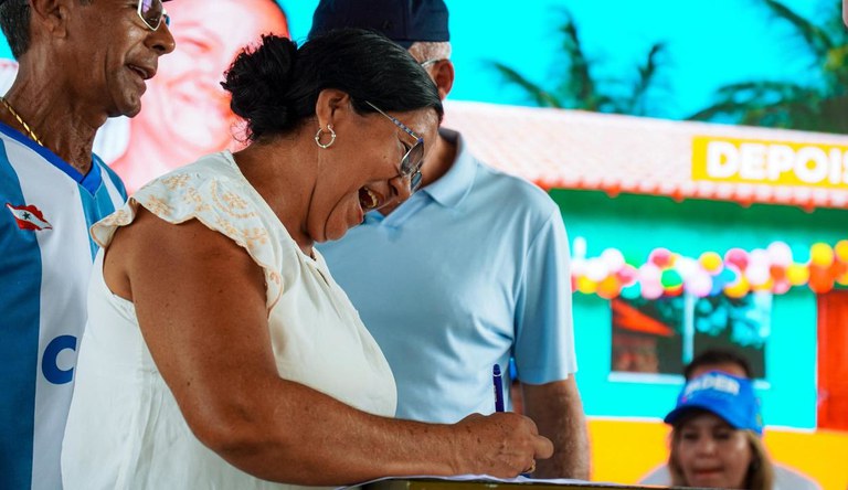 Mulher assinando contrato de casa p´r´ópria