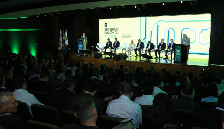 Pessoas reunidas em evento sobre transporte público