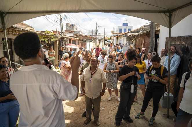 Homem falando com a comunidade de Aratu 