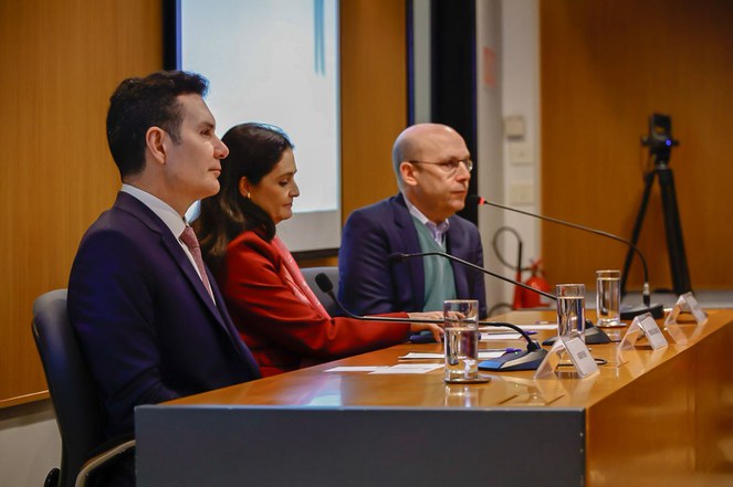 Na foto o ministro das cidades junto a outras autoridades à mesa do local do evento.
