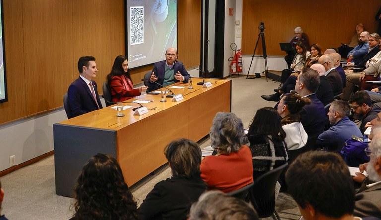Na foto o ministro das cidades junto a outras autoridades à mesa do local do evento.