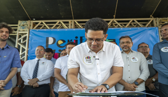 Homem assinando documento 