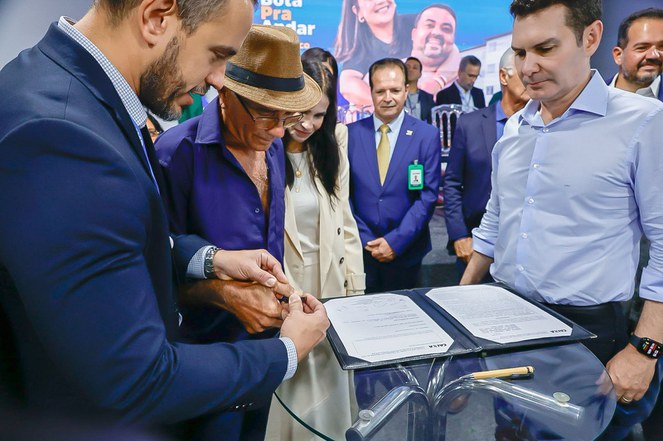 Homem assina contrato da casa própria