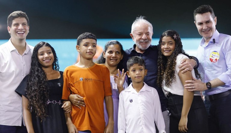 Presidente Lula com crianças, ministro Jader e prefeito João Campos no evento do Minha Casa, Minha Vida