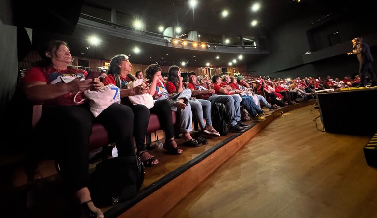 Na foto público presente no auditório