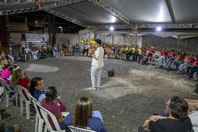 Na foto o secretário Nacional de Periferias palestrando