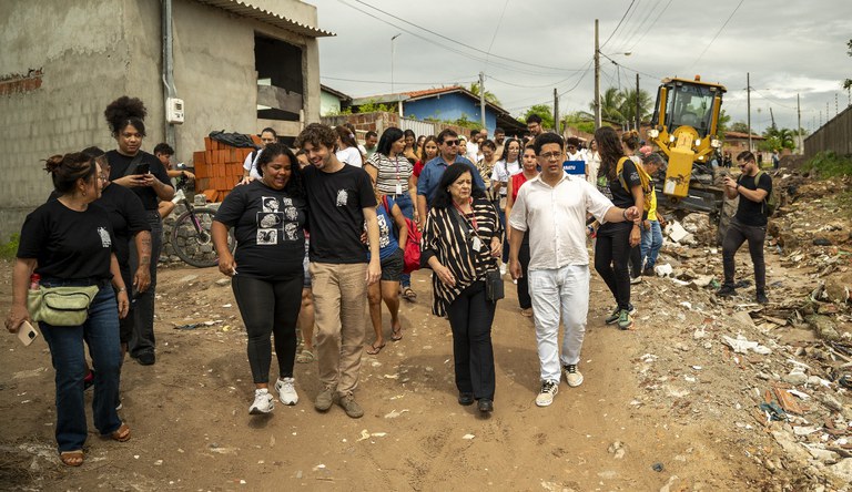 Na foto o secretário Nacional de Periferias visitando o início das obras com comitiva.