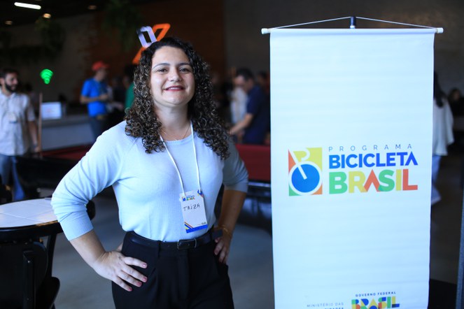 Mulher sorrindo para fotógrafo no evento do prêmio Bicicleta Brasil