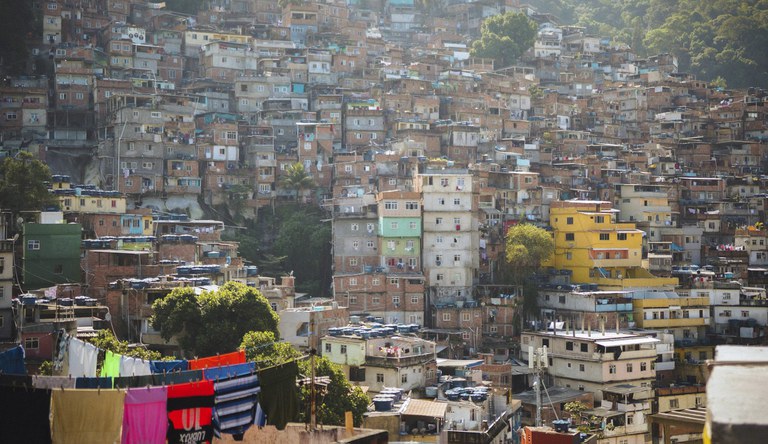 Na foto vista de uma favela