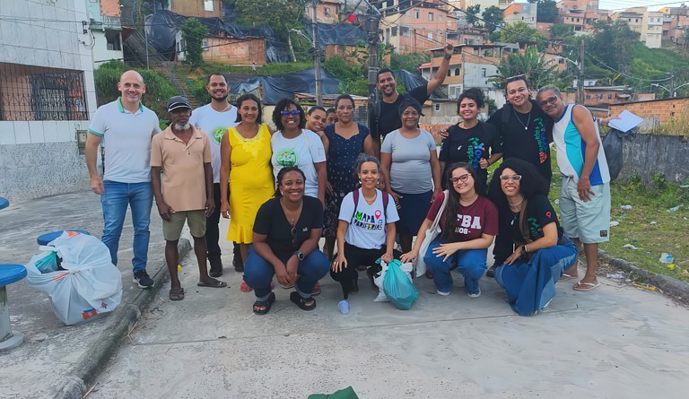 Na foto equipe do MCid com moradores