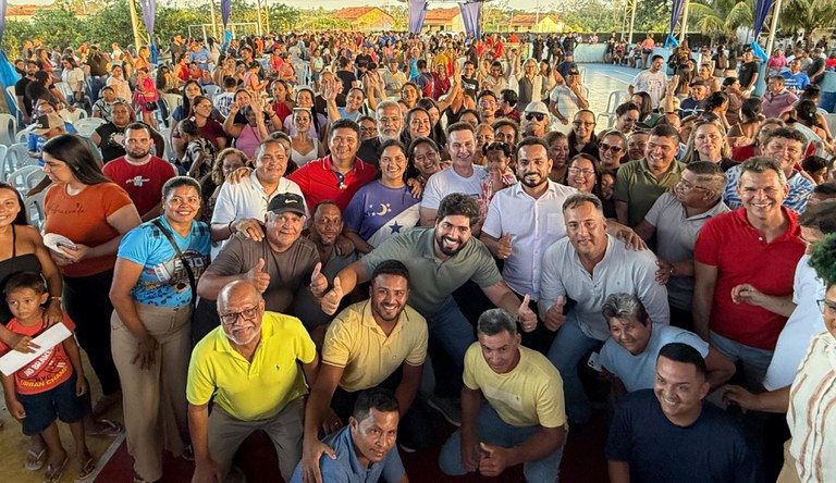 Na foto os beneficiários posando para foto em conjunto com o ministro e outras autoridades