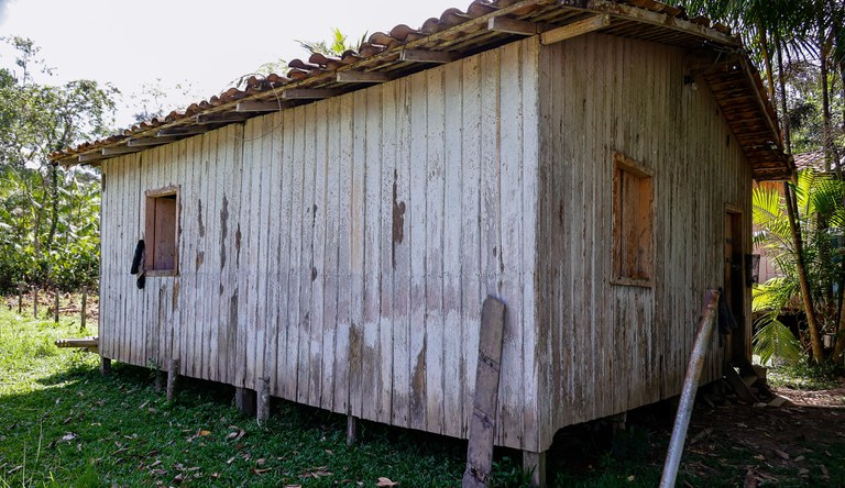 Na imagem casinha de madeira onde mora dona Ângela