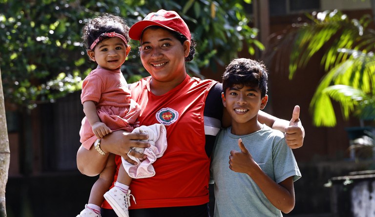 Na foto Rachel e seu casal de filhos